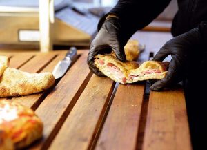 Pizza ripiena di mortadella, pistacchi e robiola