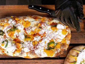 Pizza mango, ‘nduja, stracciatella, basilico e peperoncino